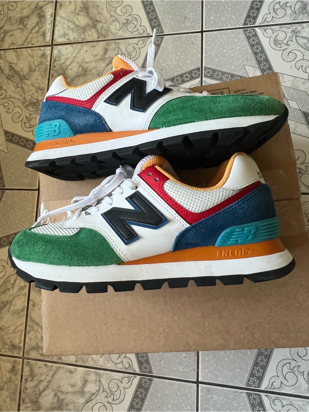 New Balance for men 6/5 orwom 8Multicolor Sneaker - Green/Blue/Orange/White